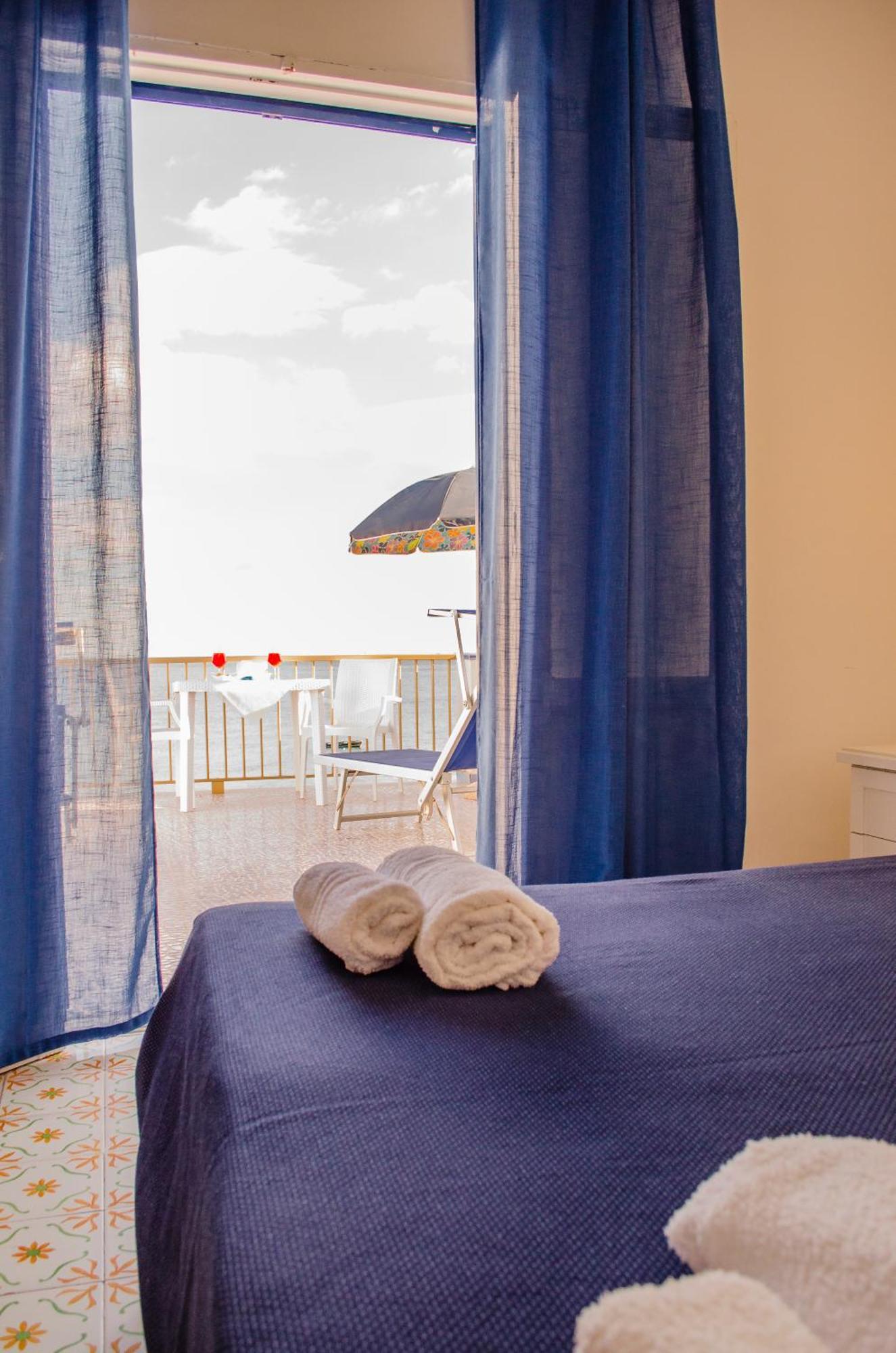 Hotel Regina Del Mare Barano dʼIschia Oda fotoğraf